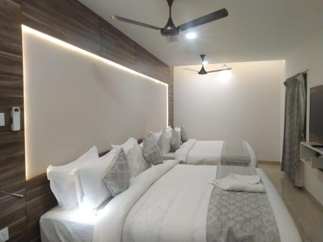 Residenza Adhikrishna Arcade Hotel เอโรด ภายนอก รูปภาพ