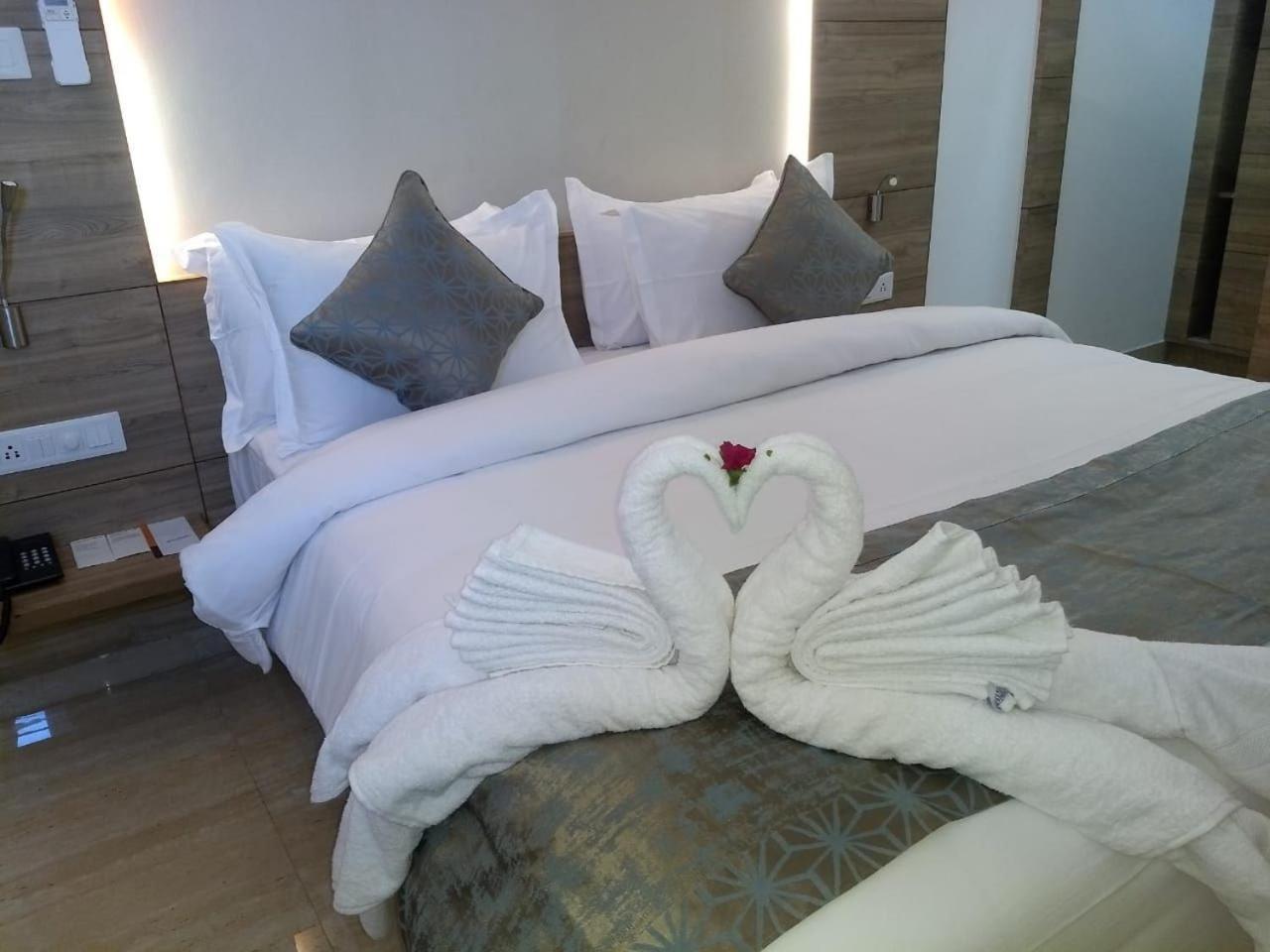 Residenza Adhikrishna Arcade Hotel เอโรด ภายนอก รูปภาพ