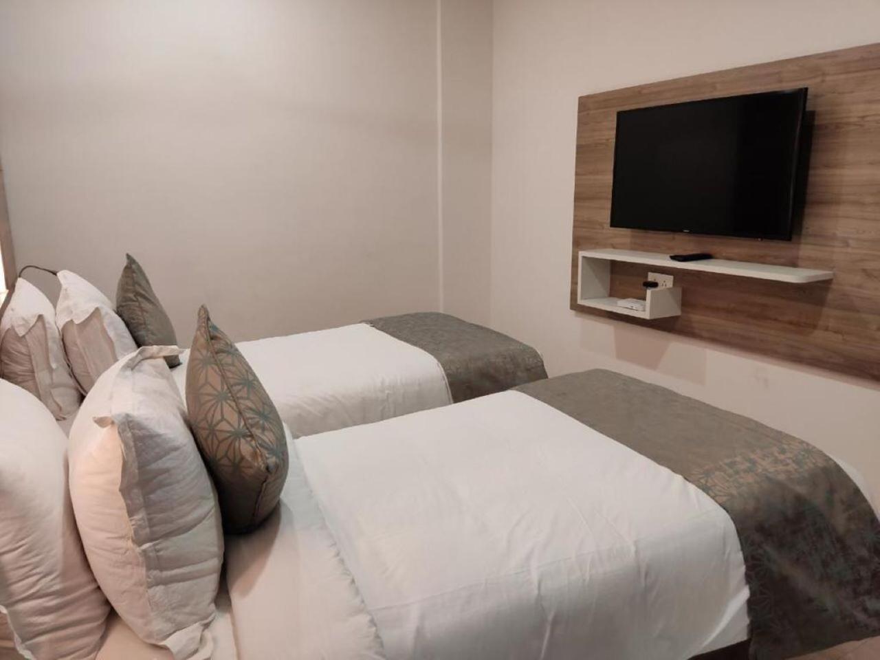 Residenza Adhikrishna Arcade Hotel เอโรด ภายนอก รูปภาพ