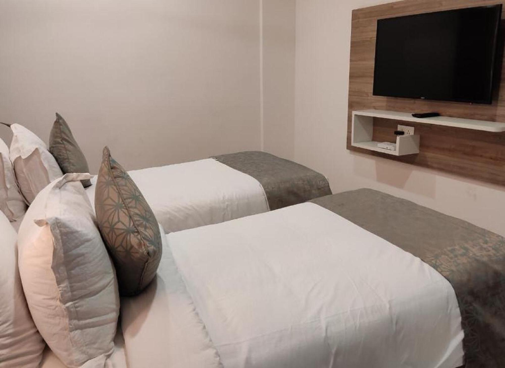 Residenza Adhikrishna Arcade Hotel เอโรด ภายนอก รูปภาพ