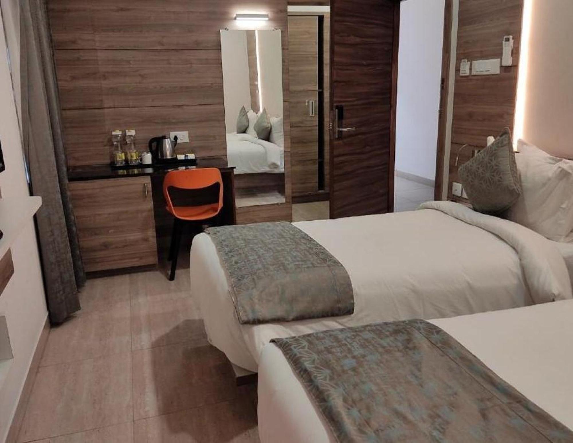 Residenza Adhikrishna Arcade Hotel เอโรด ภายนอก รูปภาพ