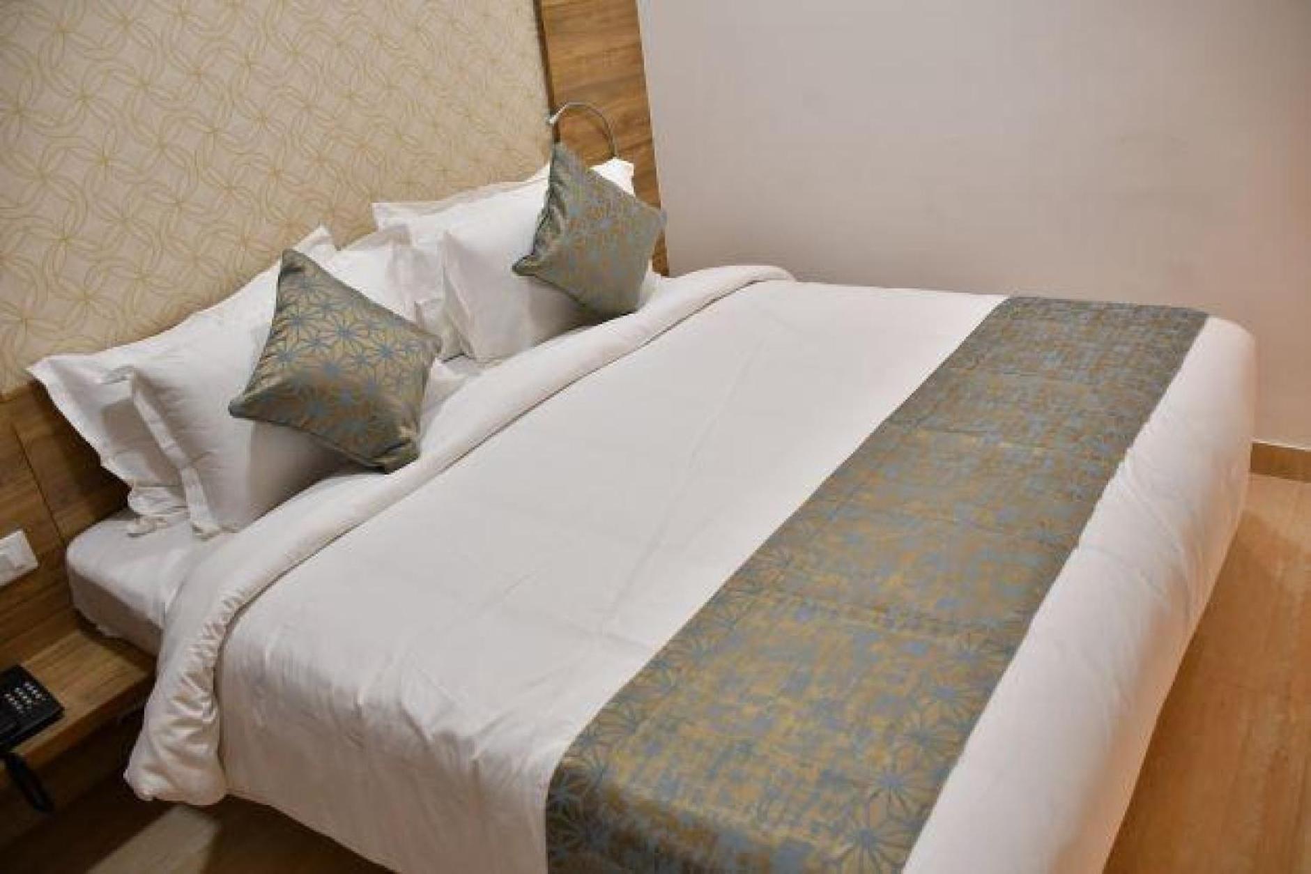 Residenza Adhikrishna Arcade Hotel เอโรด ภายนอก รูปภาพ