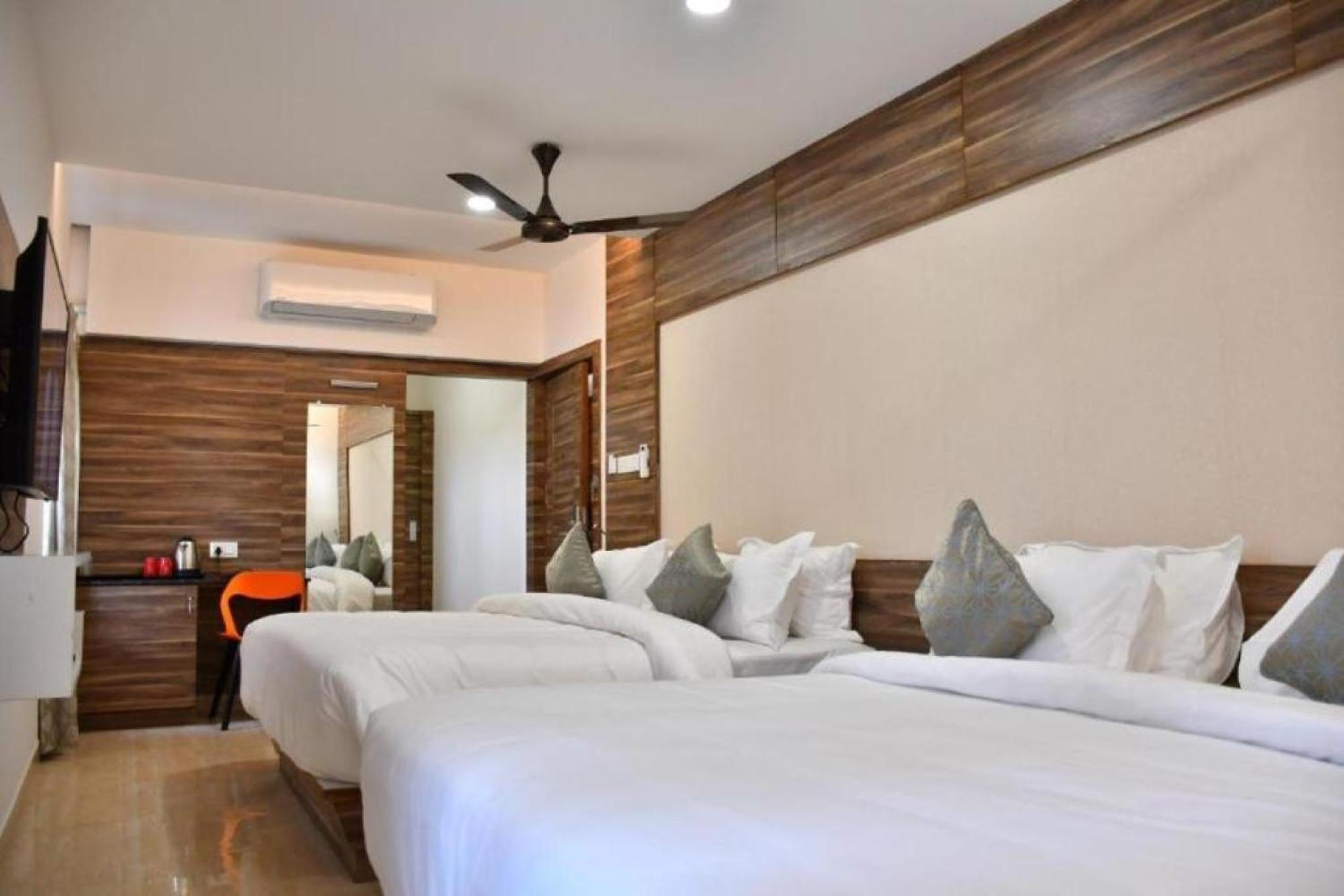 Residenza Adhikrishna Arcade Hotel เอโรด ภายนอก รูปภาพ