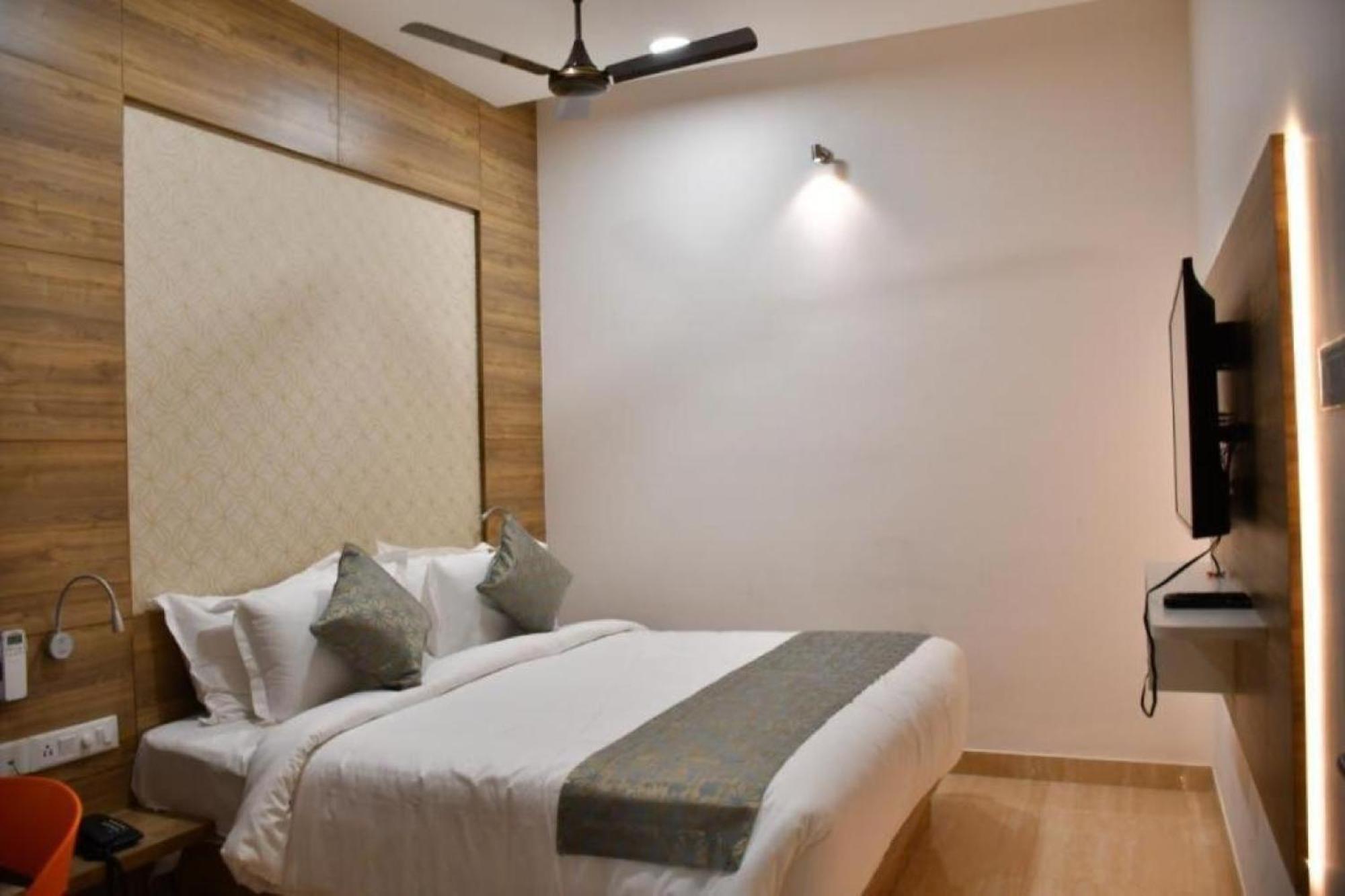 Residenza Adhikrishna Arcade Hotel เอโรด ภายนอก รูปภาพ