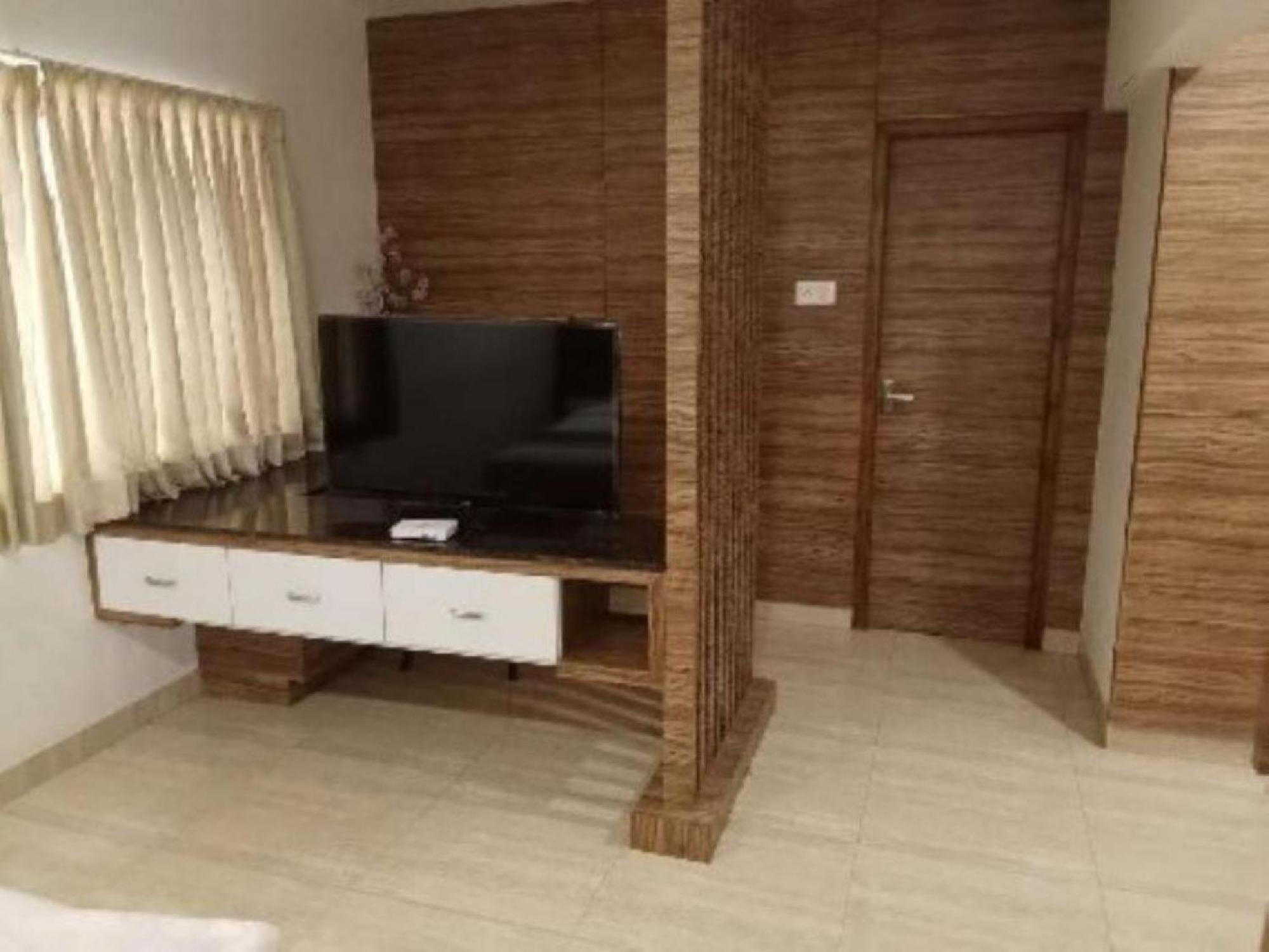 Residenza Adhikrishna Arcade Hotel เอโรด ภายนอก รูปภาพ
