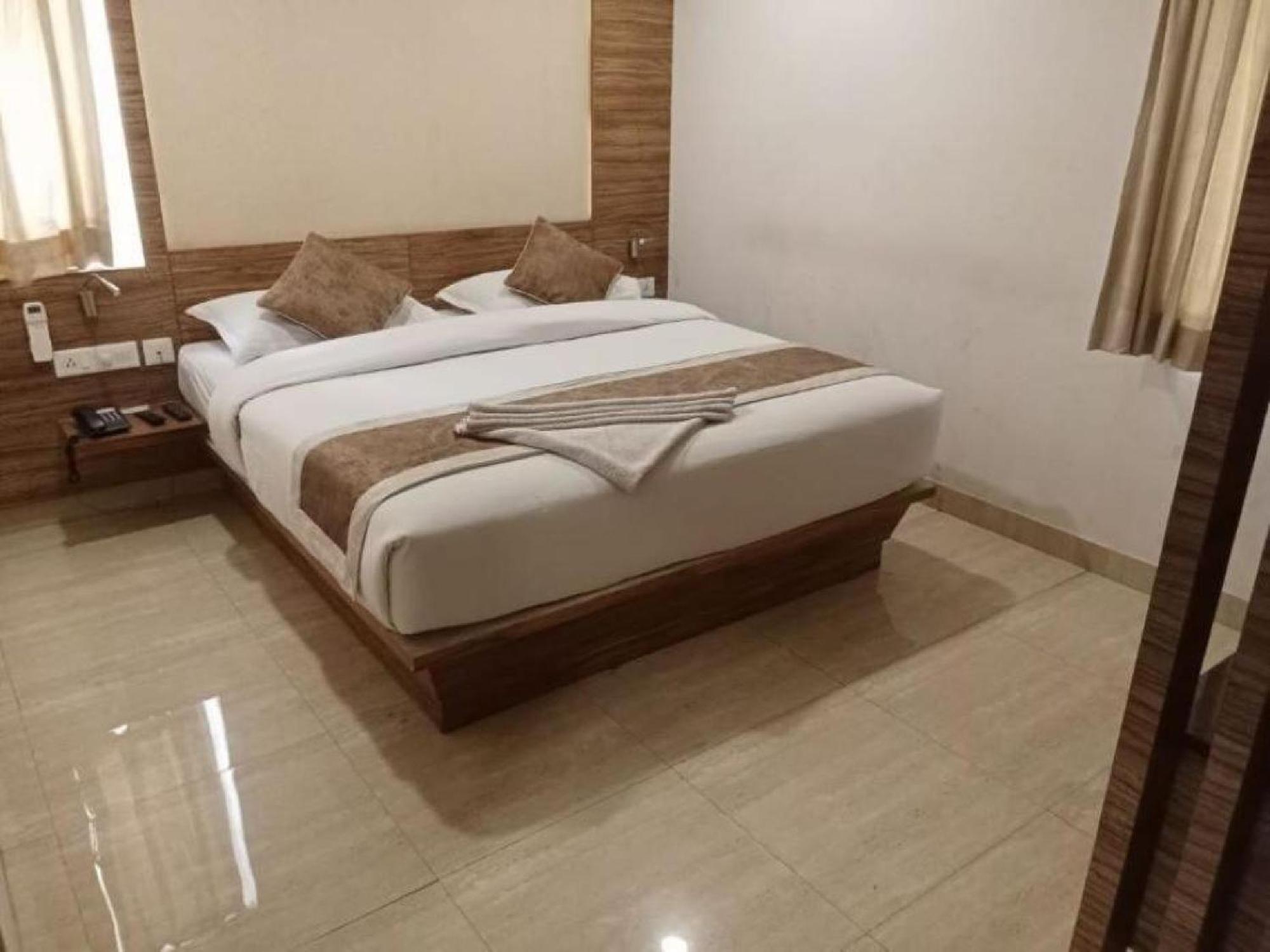Residenza Adhikrishna Arcade Hotel เอโรด ภายนอก รูปภาพ